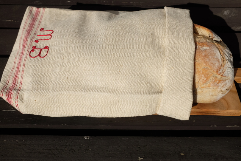 Brödpåse sydd av gammal linnehandduk