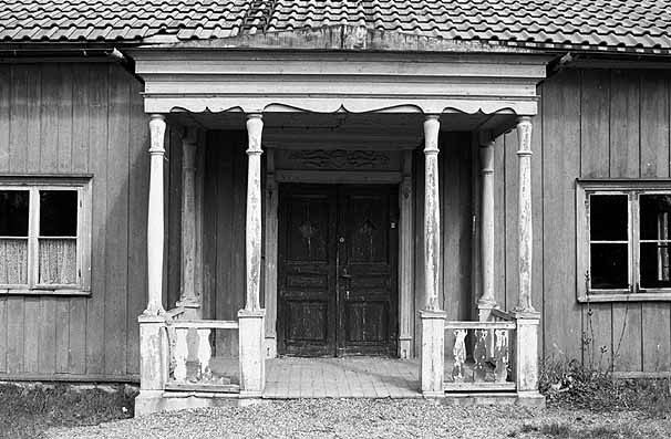 Det är vanligt att gamla verandor inte underhållits på länge.