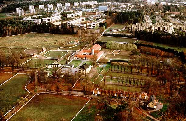 Stora Väsby. Den moderna förortsbebyggelsen runt Stockholm har ofta vuxit upp på mark som tillhört d