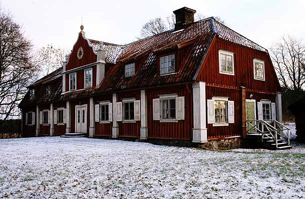 Byggnadsminnet Stora Säby med rödfärgad locklistpanel och knutlådor målade med linoljefärg.