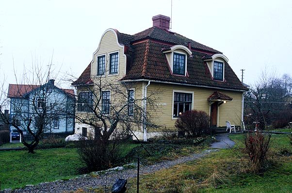 Taktäckning med tvåkupigt lertegel på villa, Dalarö.