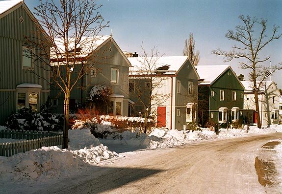 Ljusa täckande färger på kedjehus vid Kottlastrand från 1986.