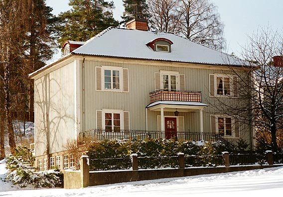 Södertäljevilla i stram 20-talsklassicism.