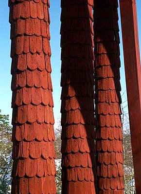 Klockstapel vid Mörkö kyrka målad med Rödtjära.