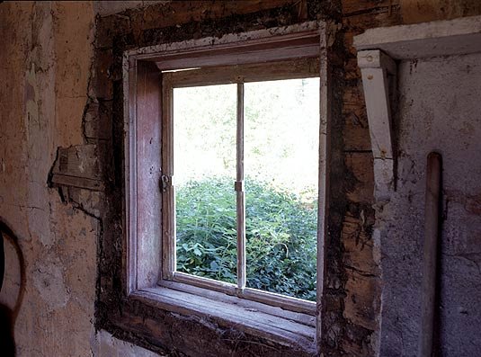 Fönsterfoder ska dölja skarven mellan fönsterkarmen och väggen.