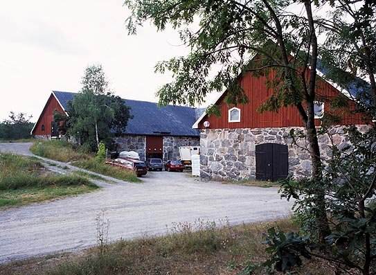 Ladugården på Sundby gård ligger väl placerad i landskapet. 