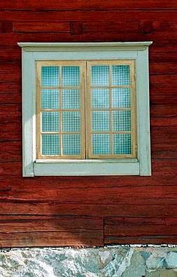 Småspröjsat fönster med indelning vanlig under 1700-talet.
