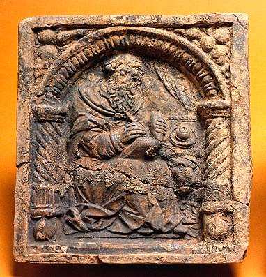 Oglaserat reliefkakel från 1500-talet.