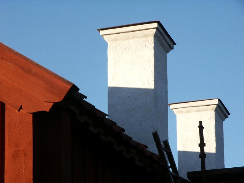 De nymurade skorstenarna har fått en traditionell placering och utformning.