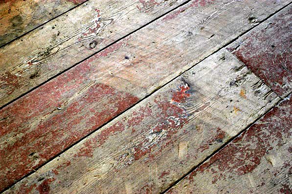 Trägolv med rester av äldre linoljefärgsmålning