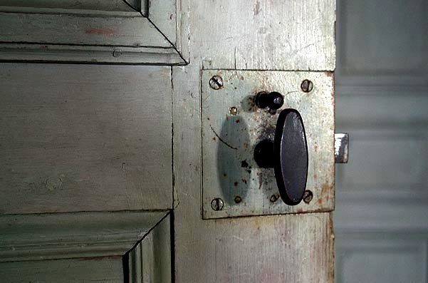 Infällt lås med ovalt vred. Lås vanligt på dörrar till boningsrum under 1700- och 1800-talen.