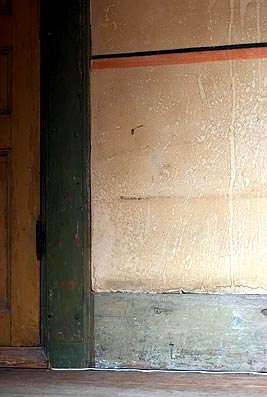 De äldsta enkla golvlisterna utgjordes av släta brädor med en liten profil i övre kanten.