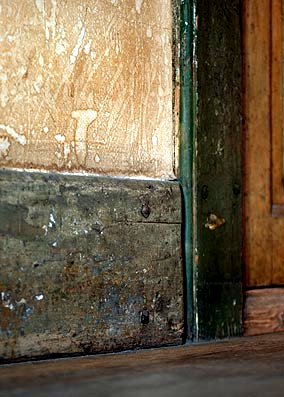Den äldsta typen av dörrfoder gjordes av släta brädor med en liten profil längs ytterkanterna.