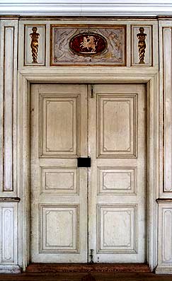 Pardörrar blir vanligt mot slutet av 1700-talet och tillverkades under hela 1800-talet.
