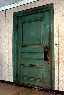 En äldre dörr målades ibland kring lås med svart färg, en s k slityta där smutsen inte syntes.