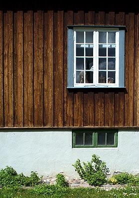 På 1910-talet var det vanligt med brun-svarta husfasader. Fasaderna ströks med s k Roslagsblandning.