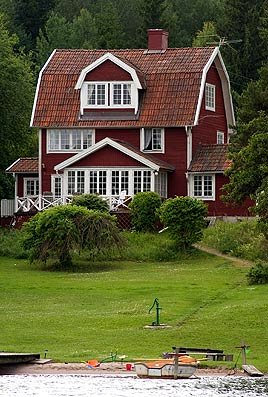 Sommarvilla med glasveranda i ett plan, uppförd på 1910-talet, Tynningö.