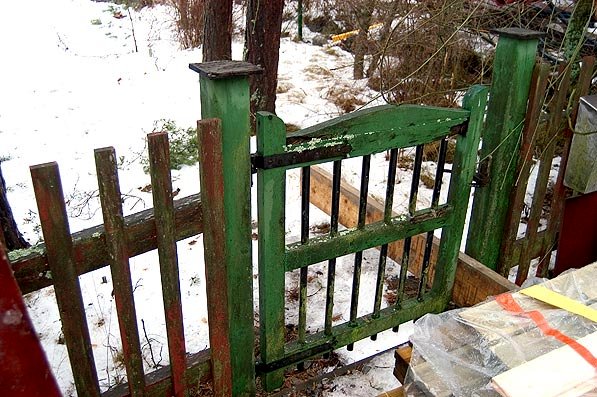 Ursprungligt staket och grind i fritidshusområdet Trolldalen på Lidingö