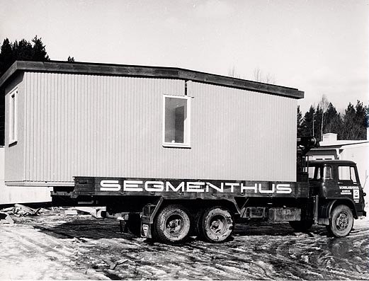 En färdig del av WP-villan lastad för vidare transport. Widmark och Platzer AB, 1960.