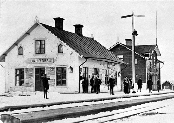 Vallentuna järnvägsstation med restauranten Flugan till höger, ca 1895.