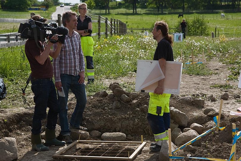 Arkeolog Lars Andersson blir intervjuad av ett tv-team.