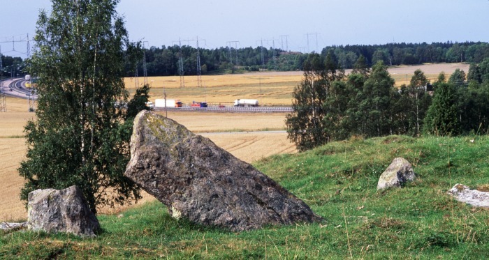 Resta stenar på Söderbygravfältet.
