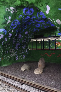 <p>Alby tunnelbanestation, Hemligheternas grotta, &copy;Olle &Auml;ngkvist Klyvare/BUS 2012</p>